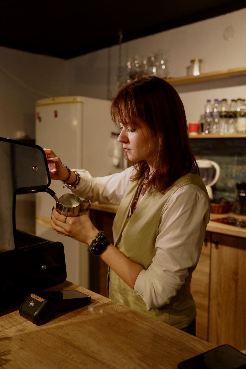 Власниця кав'ярні Валентина готує каву