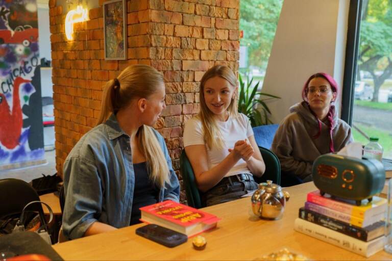 Дівчата обговорюють на книжковому клубі свої улюблені книги