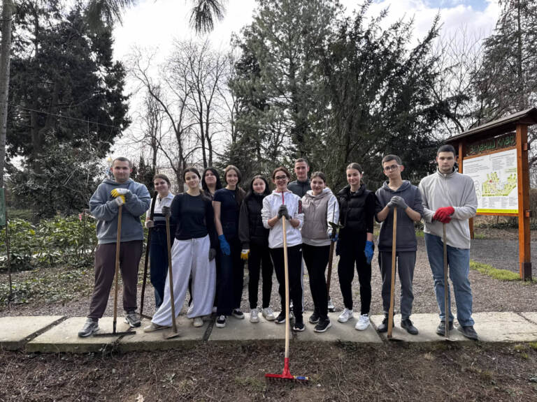 Майбутні біологи влаштували масштабне прибирання в Ботанічному саду УжНУ